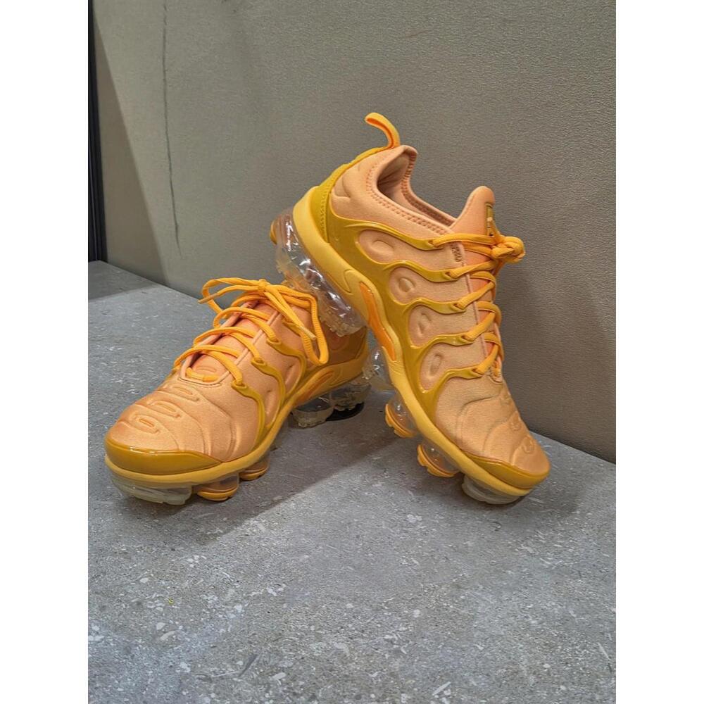 Nike Air VaporMax Plus Shoes Womens Size 8 Orange Yellow CW7011-800 Sneakers Run - Picture 2 of 9